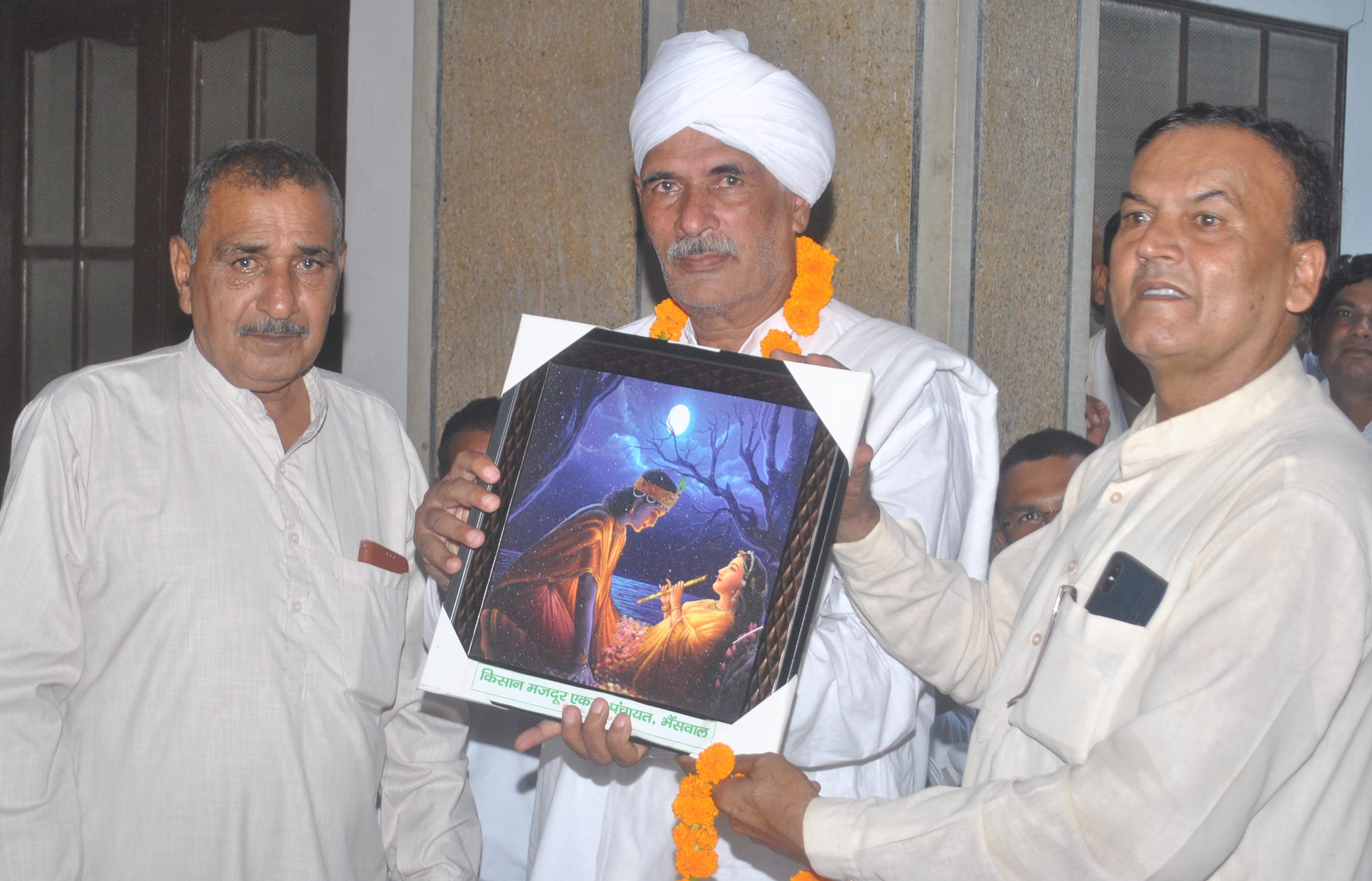 शामली क्षेत्र के गांव भैसवाल में आयोजित पंचायत में बाबा श्याम सिंह का स्वागत करते ग्रामीण शामली क्षेत्र के गांव भैसवाल में आयोजित पंचायत में बाबा श्याम सिंह का स्वागत करते ग्रामीण