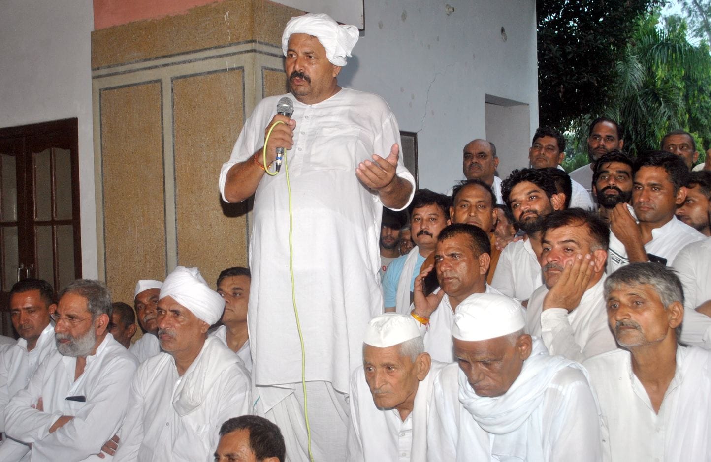 शामली क्षेत्र के गांव भैसवाल में आयोजित पंचायत में बोलते भाकियू अध्यक्ष नरेश टिकैत शामली क्षेत्र के गांव भैसवाल में आयोजित पंचायत में बोलते भाकियू अध्यक्ष नरेश टिकैत