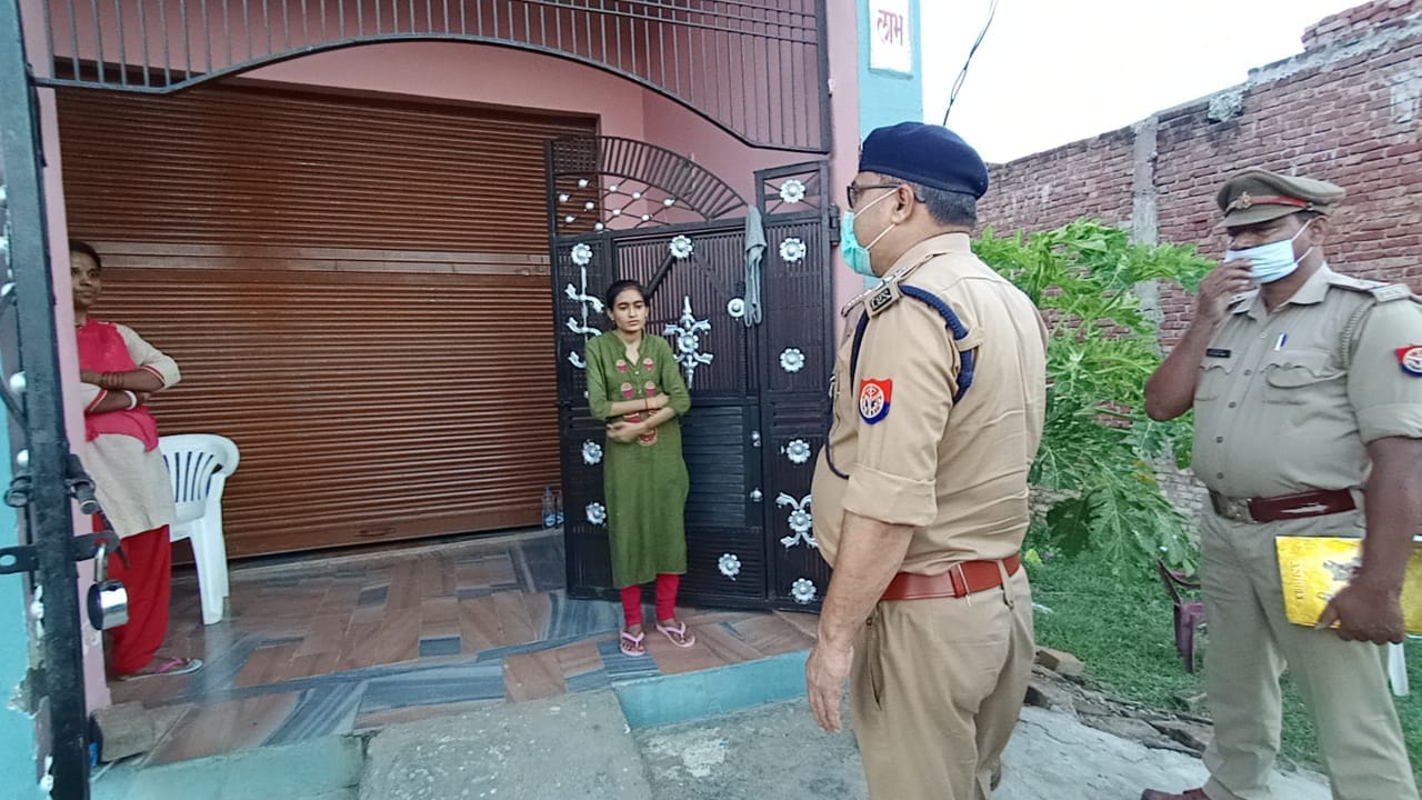 घटनास्थल पर लड़कियों से पूछताछ करते एसएसपी डा. बृजेश कुमार सिंह