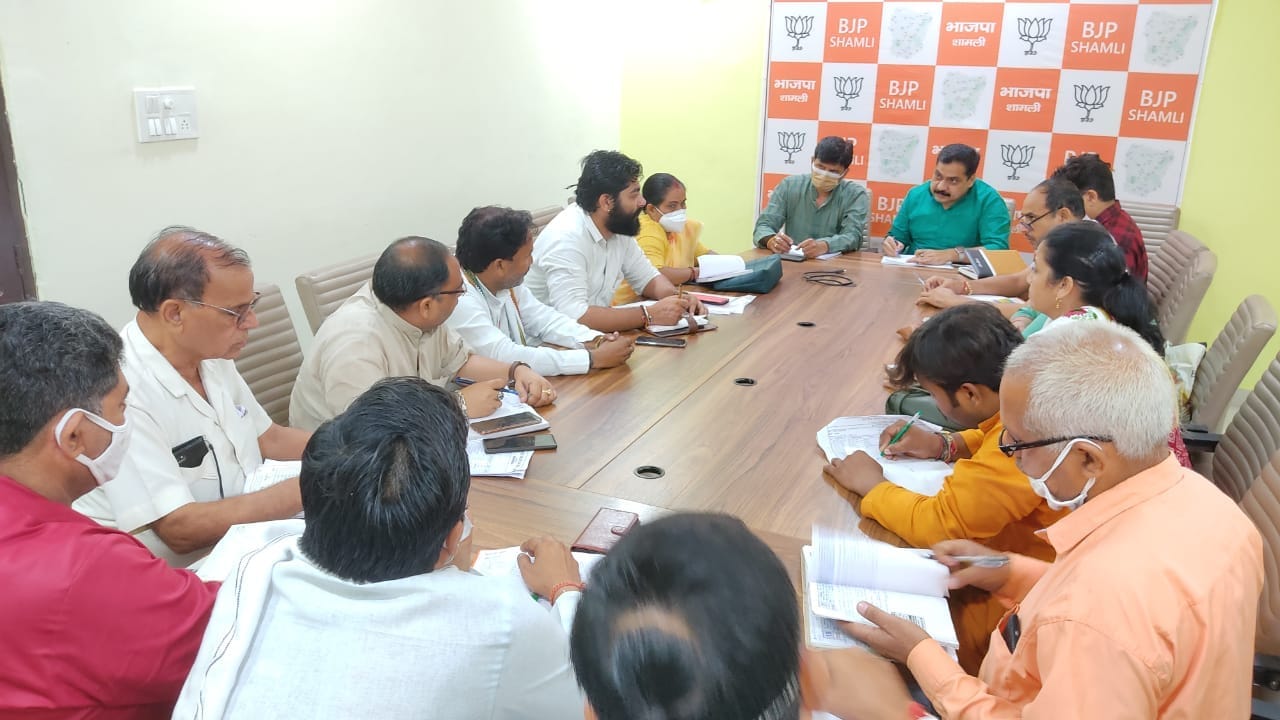 शामली भाजपा कार्यालय में कार्यकर्ताओ की बैठक लेते विधान सभा प्रभारी नीरज शर्मा