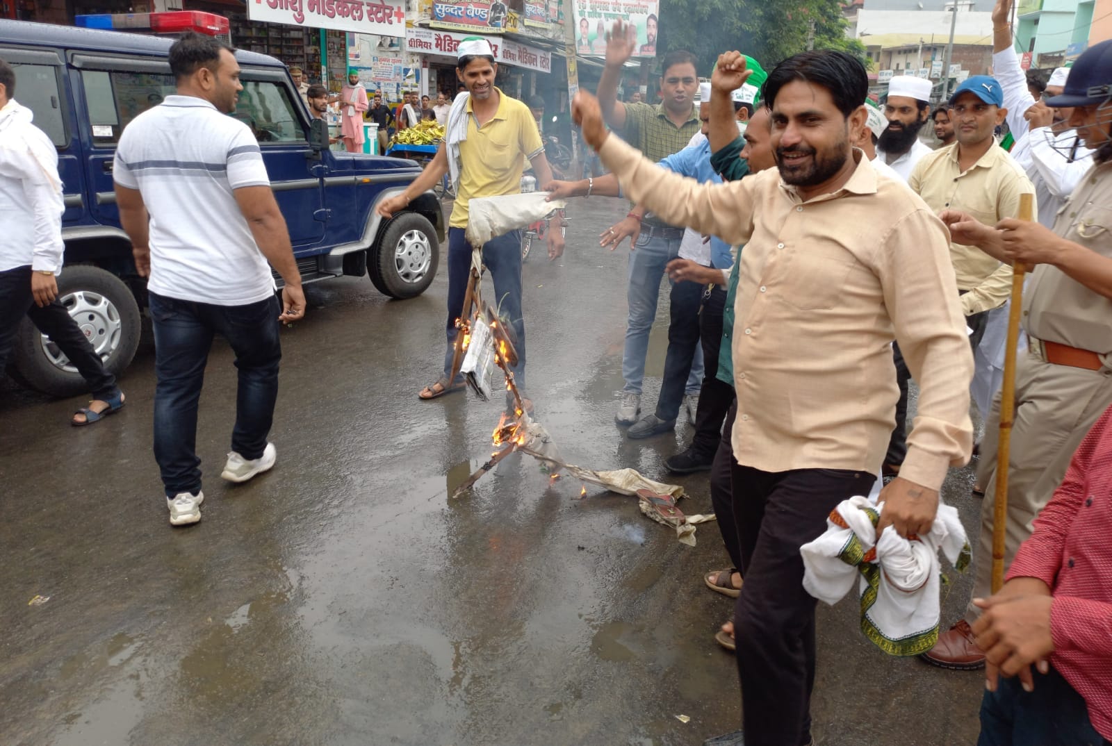 पुरकाजी खादर तिराहे पर हरियाणा के मुख्यमंत्री का पूतला फूंकते भाकियू तोमर के नेता
