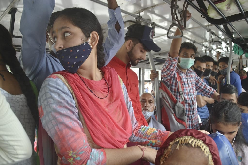 नाहन से कौलांवालाभूड़ रूट पर चलने वाली बस में खड़े होकर सफर करते यात्री। नाहन से कौलांवालाभूड़ रूट पर चलने वाली बस में खड़े होकर सफर करते यात्री।