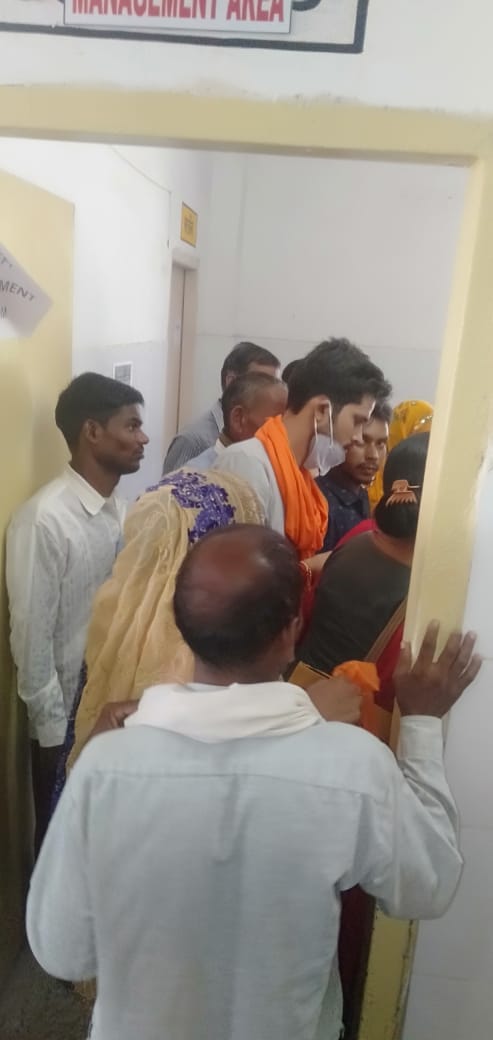 फोटो-02एयूआरपी-5- इलाज कराने के लिए डाक्टर के कक्ष में घुसे लोग। संवाद फोटो-02एयूआरपी-5- इलाज कराने के लिए डाक्टर के कक्ष में घुसे लोग। संवाद