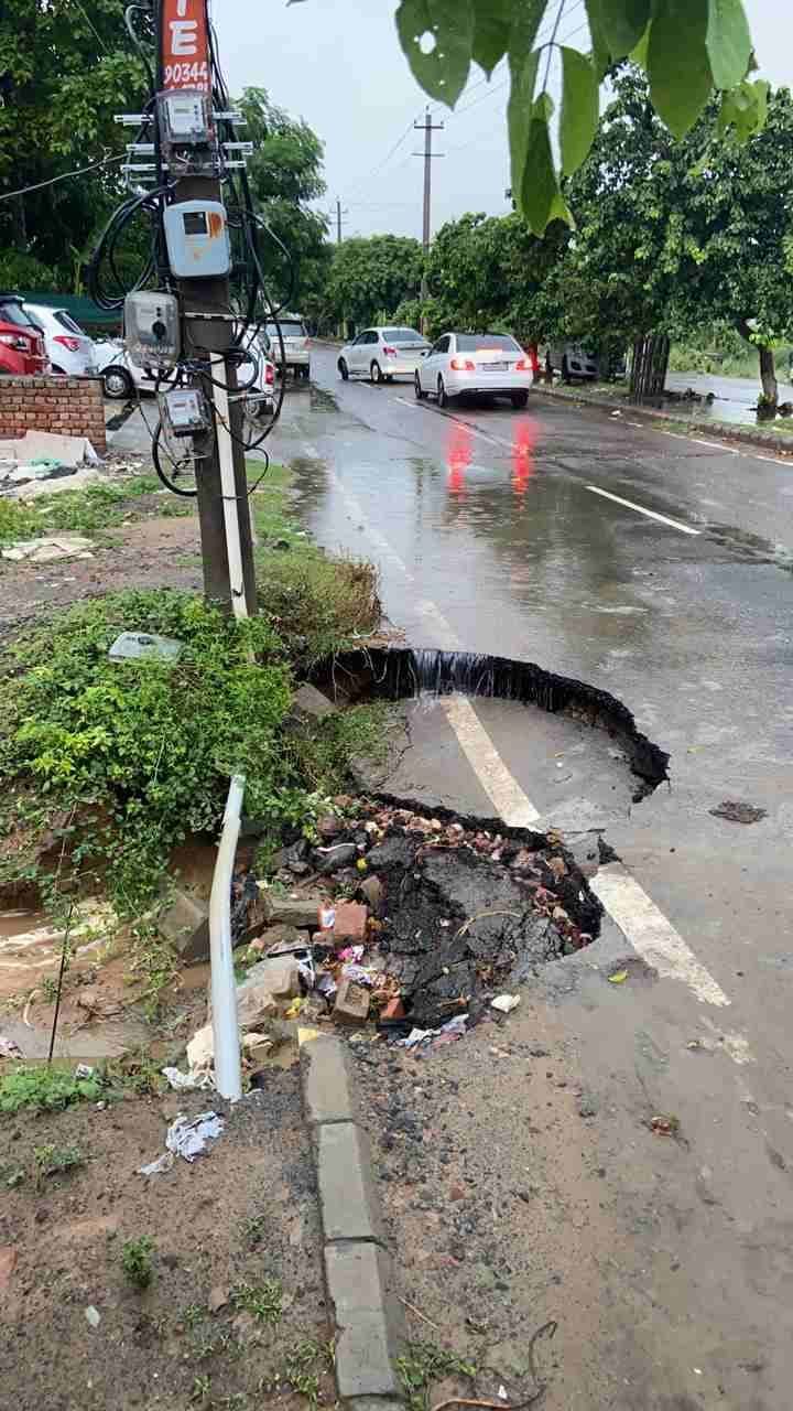 हिसार के सेक्टर 14 में बारिश के कारण सड़क का हिस्सा धंसा, यहां सड़क किनारे खड़ा खंभा गिरने की आशंका ? हिसार के सेक्टर 14 में बारिश के कारण सड़क का हिस्सा धंसा, यहां सड़क किनारे खड़ा खंभा गिरने की आशंका ?