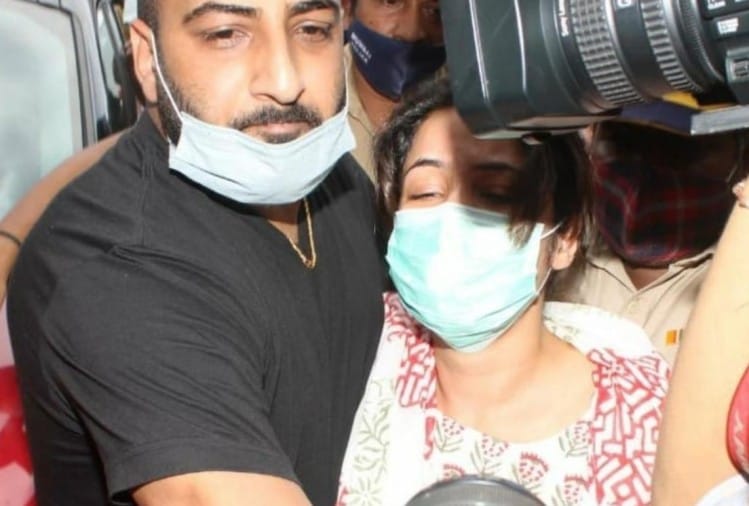 Sidharth Shukla Funeral: शहनाज गिल का रो-रोकर बुरा हाल, तस्वीरें देख आपकी आंखें भी हो जाएंगी नम - Entertainment News: Amar Ujala