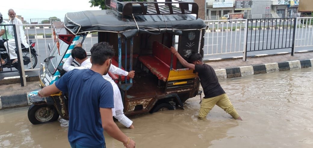 अग्रोहा ः ऑटो को धक्का लगाते चालक व अन्य। अग्रोहा ः ऑटो को धक्का लगाते चालक व अन्य।