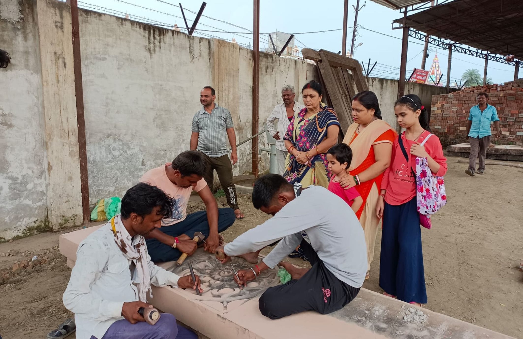 अयोध्या-रामसेवकपुरम में नक्काशी करते कारीगर। अयोध्या-रामसेवकपुरम में नक्काशी करते कारीगर।