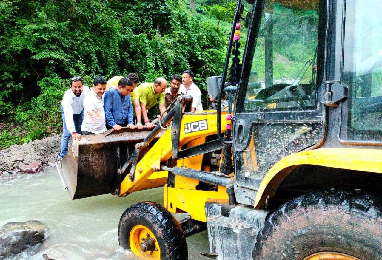 आपदाग्रस्त क्षेत्र धमांदस्यूं पट्टी में जेसीबी की मदद से नदी पार करते कृषिमंत्री सुबोध उनियाल। आपदाग्रस्त क्षेत्र धमांदस्यूं पट्टी में जेसीबी की मदद से नदी पार करते कृषिमंत्री सुबोध उनियाल।