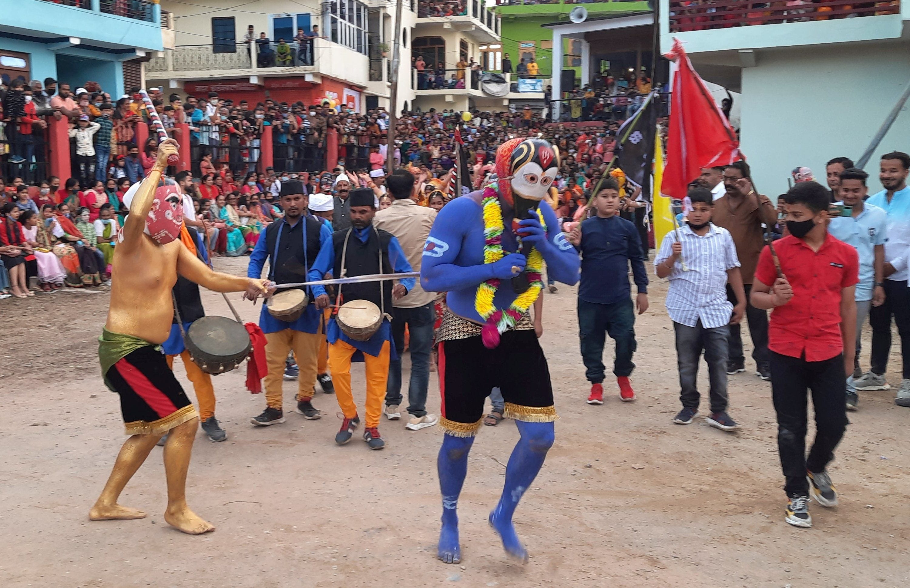पिथौरागढ़ के कुमौड़ में आयोजित हिलजात्रा में एकलवा बल्द। संवाद