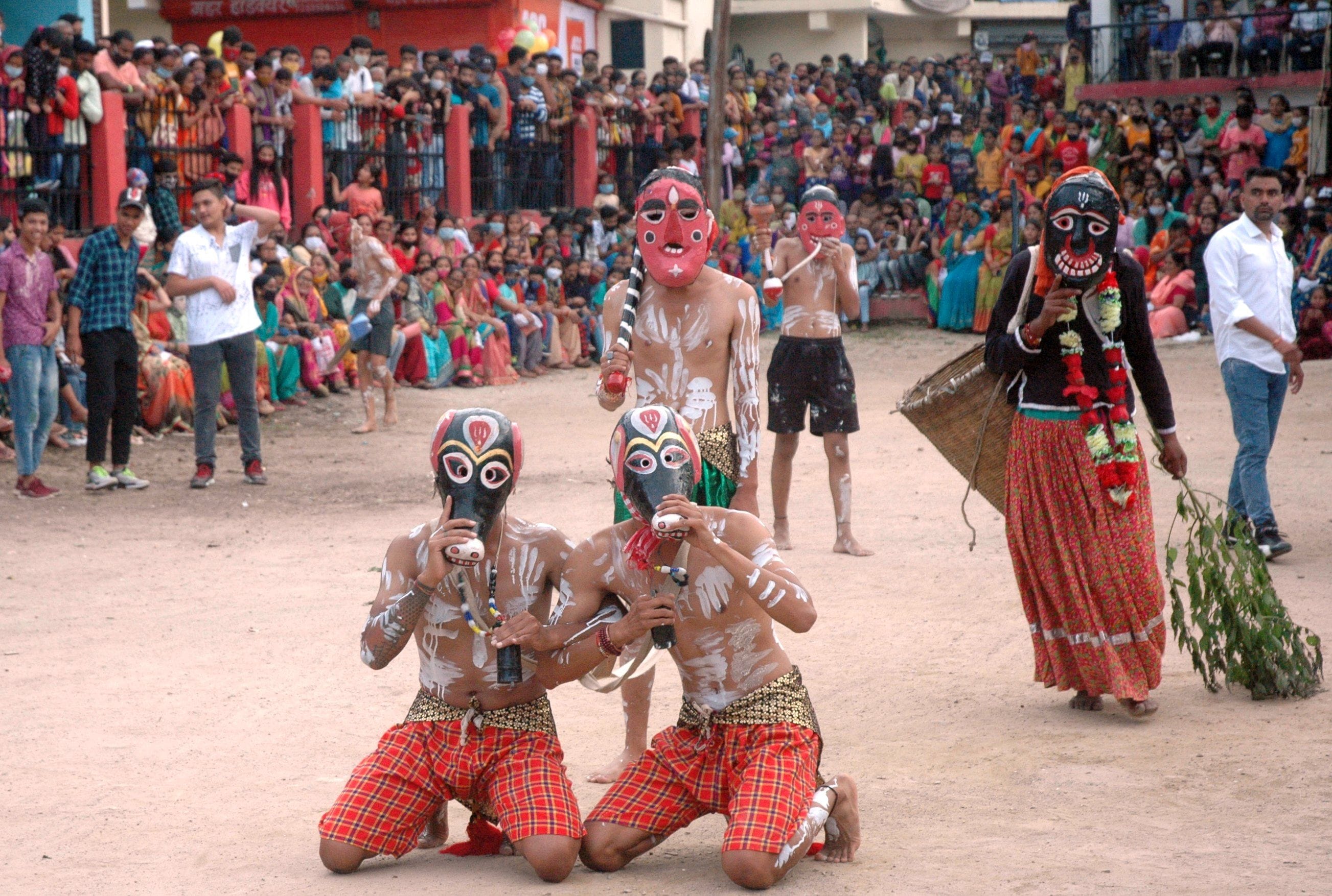 Hiljatra In Kumaurh - कुमौड़ के हिलजात्रा में लखिया का आशीर्वाद लेने उमड़ी  लोगों की भीड़ - Nainital News