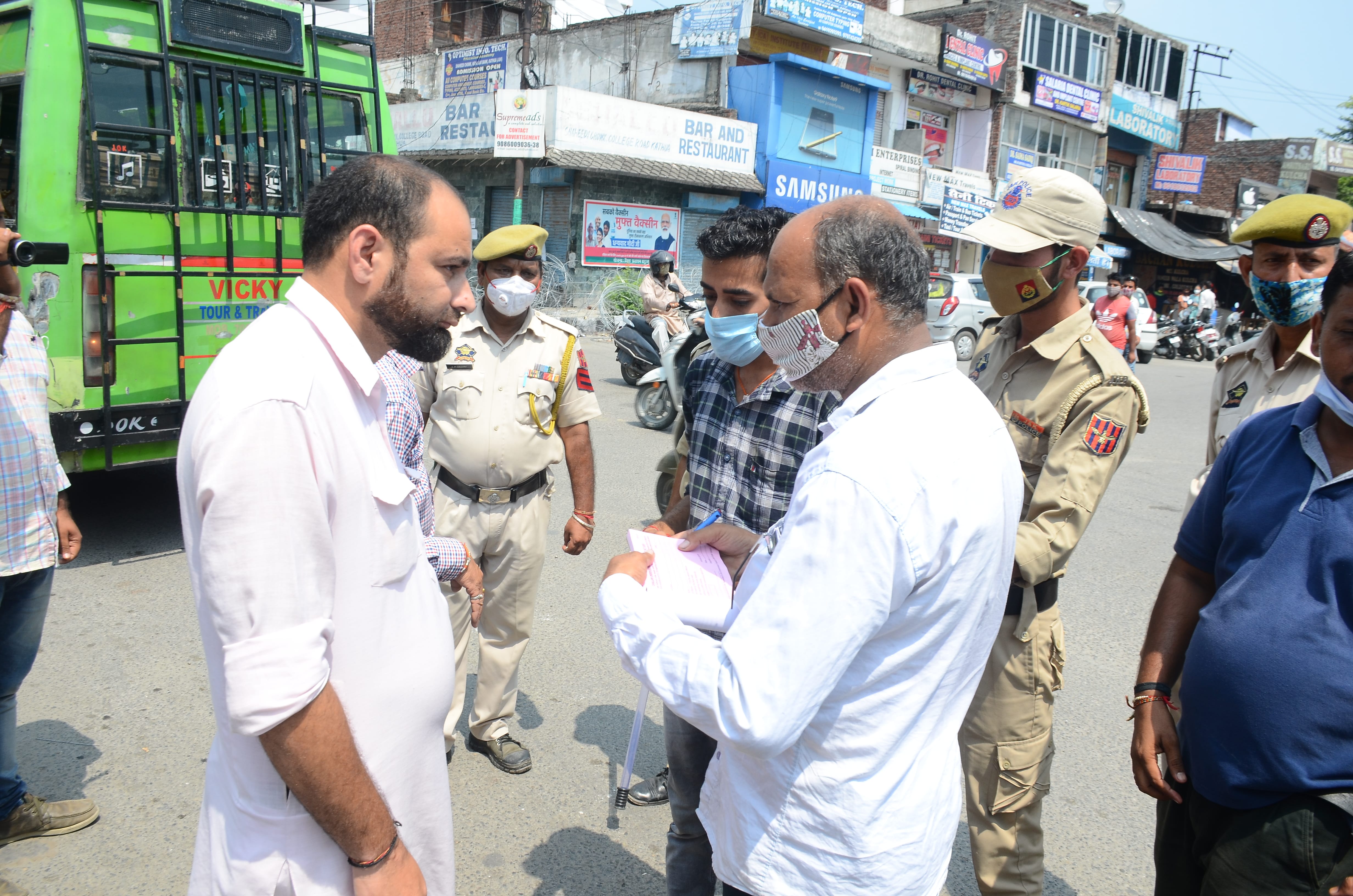 कठुआ में मास्क न लगाने वालों के चालान करती राजस्व विभाग की टीम, संवाद। कठुआ में मास्क न लगाने वालों के चालान करती राजस्व विभाग की टीम, संवाद।