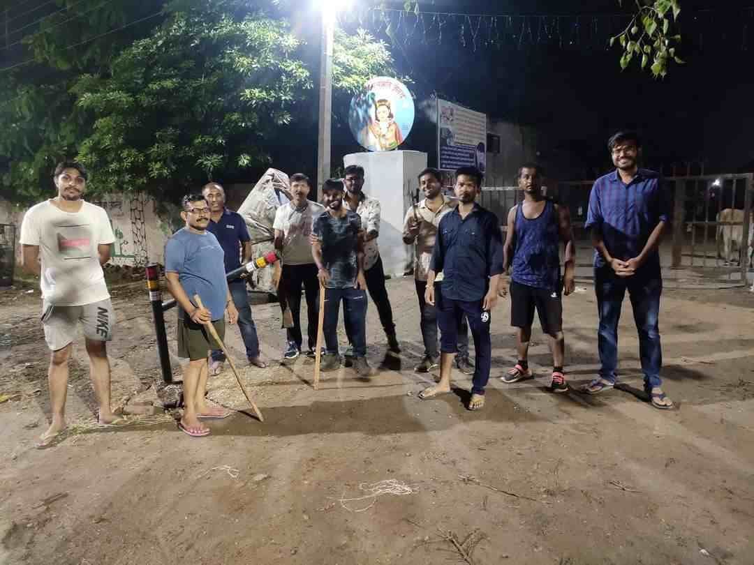 बेसहारा पशुओं को नंदीशाला तक पहुंचाने के लिए अभियान पर निकले अन्ना टीम के सदस्य। संवाद बेसहारा पशुओं को नंदीशाला तक पहुंचाने के लिए अभियान पर निकले अन्ना टीम के सदस्य। संवाद