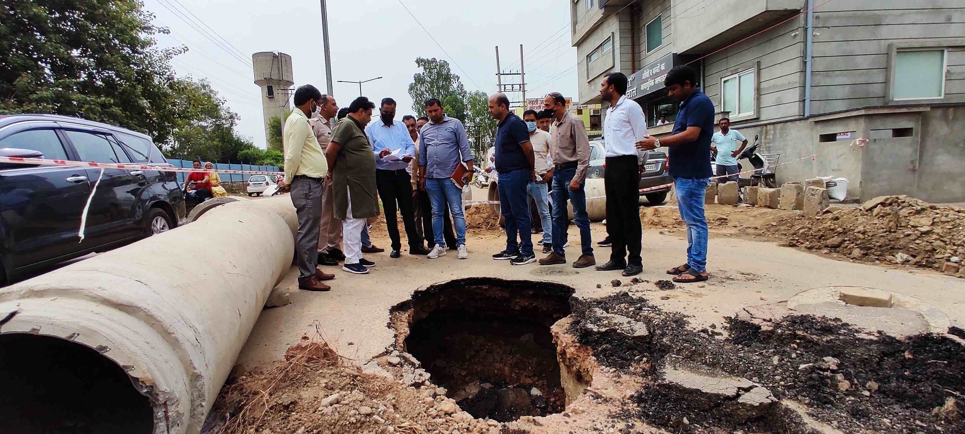 बस स्टैंड के पास धंसी सड़क का निरीक्षण करते भाजपा विधायक डॉ. कृष्ण मिड्ढा। संवाद बस स्टैंड के पास धंसी सड़क का निरीक्षण करते भाजपा विधायक डॉ. कृष्ण मिड्ढा। संवाद