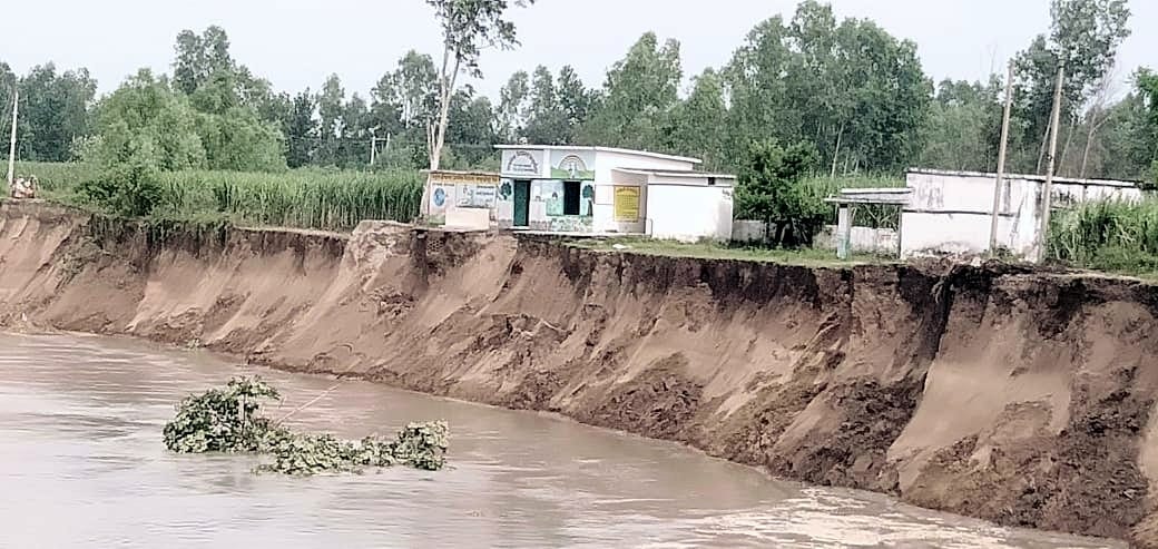 मंडावर के गांव फतेहपुर सभाचंद में कटान करती हुई प्राथमिक विद्यालय तक पहुंची गंगा की धारा।