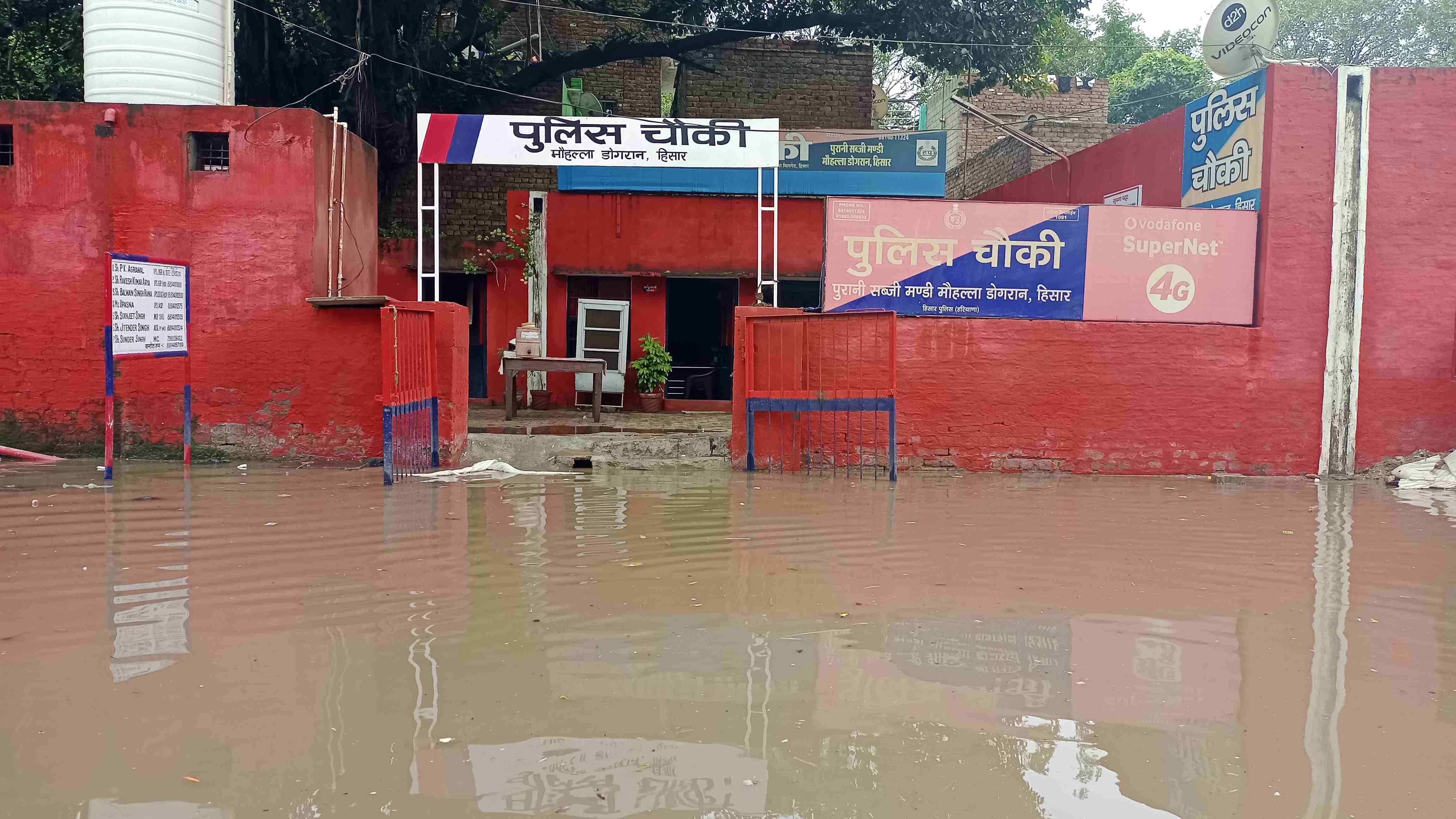 पिछली बारिश में सब्जी मंडी चौकी में तीन फीट तक पानी भर गया था। इस बार चौकी के गेट पर वहां कंकरीट डा? पिछली बारिश में सब्जी मंडी चौकी में तीन फीट तक पानी भर गया था। इस बार चौकी के गेट पर वहां कंकरीट डा?