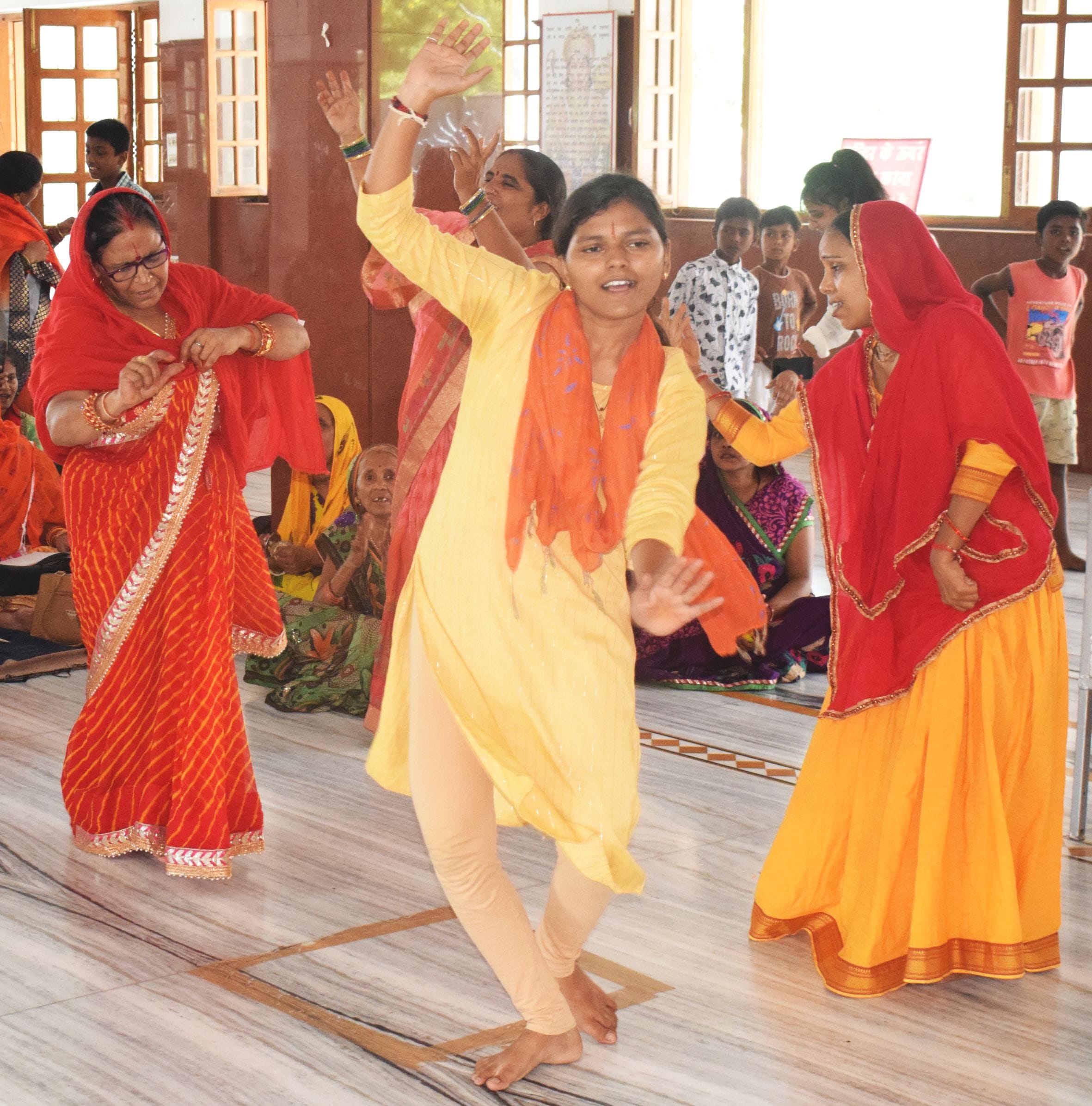 फोटो-3-छठ पूजन के दौरान भजनों पर नृत्य करतीं महिला श्रद्धालु। संवाद फोटो-3-छठ पूजन के दौरान भजनों पर नृत्य करतीं महिला श्रद्धालु। संवाद