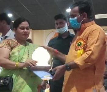 गोरखपुर में शिक्षा मंत्री द्वारा सम्मानित शिक्षिका सुवासिनी गोरखपुर में शिक्षा मंत्री द्वारा सम्मानित शिक्षिका सुवासिनी