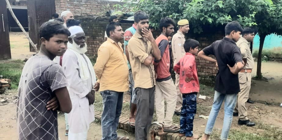 मौके पर जुटी ग्रामीणों की भीड़ मौके पर जुटी ग्रामीणों की भीड़