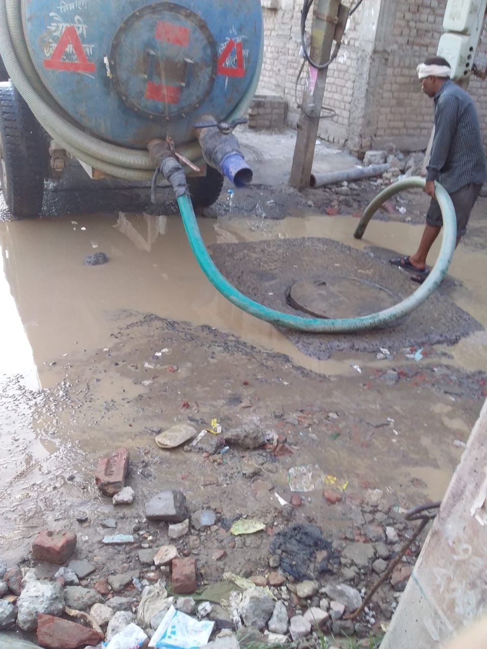 अग्रसैन कॉलोनी में जमा बरसाती पानी को टैंकर से निकालते कर्मचारी अग्रसैन कॉलोनी में जमा बरसाती पानी को टैंकर से निकालते कर्मचारी