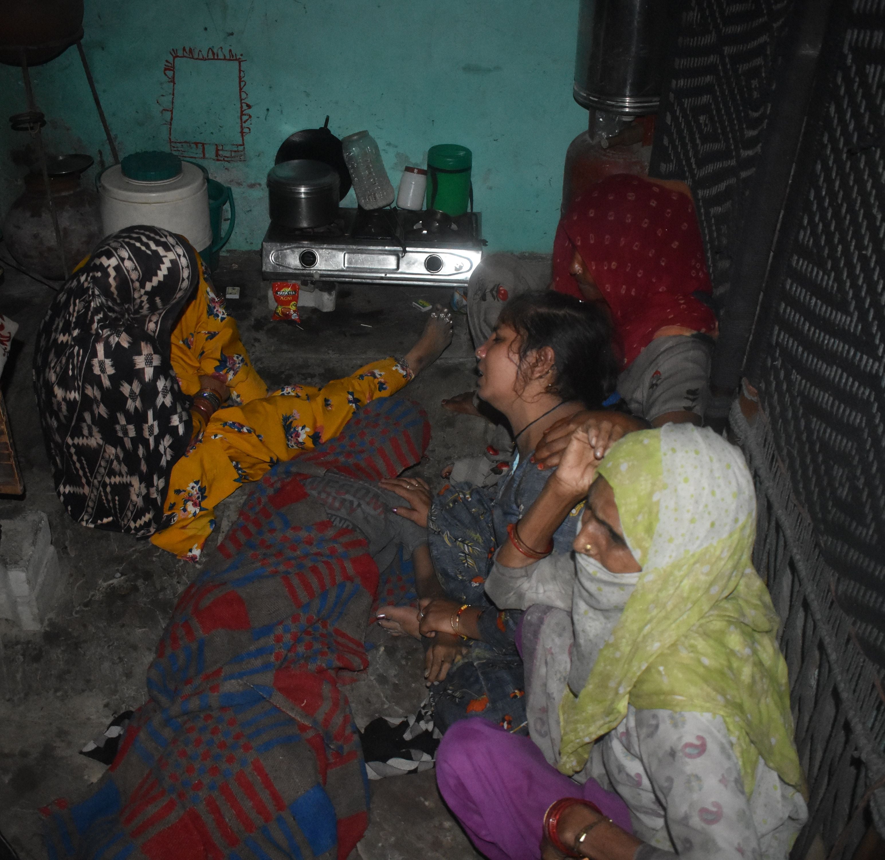 पानीपत। मृतक नीरज की मां व अन्य महिलाएं शव के पास विलाप करती हुई।