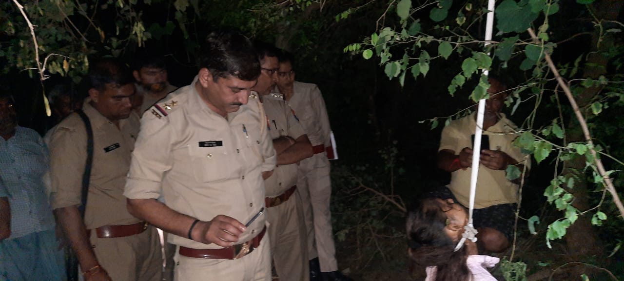 ग्राम देहरा चक में मौका मुआयना करती हुई पुलिस व मौके पर मौजूद ग्रामीण। शालिनी की गांव के बाहर खड़? ग्राम देहरा चक में मौका मुआयना करती हुई पुलिस व मौके पर मौजूद ग्रामीण। शालिनी की गांव के बाहर खड़?