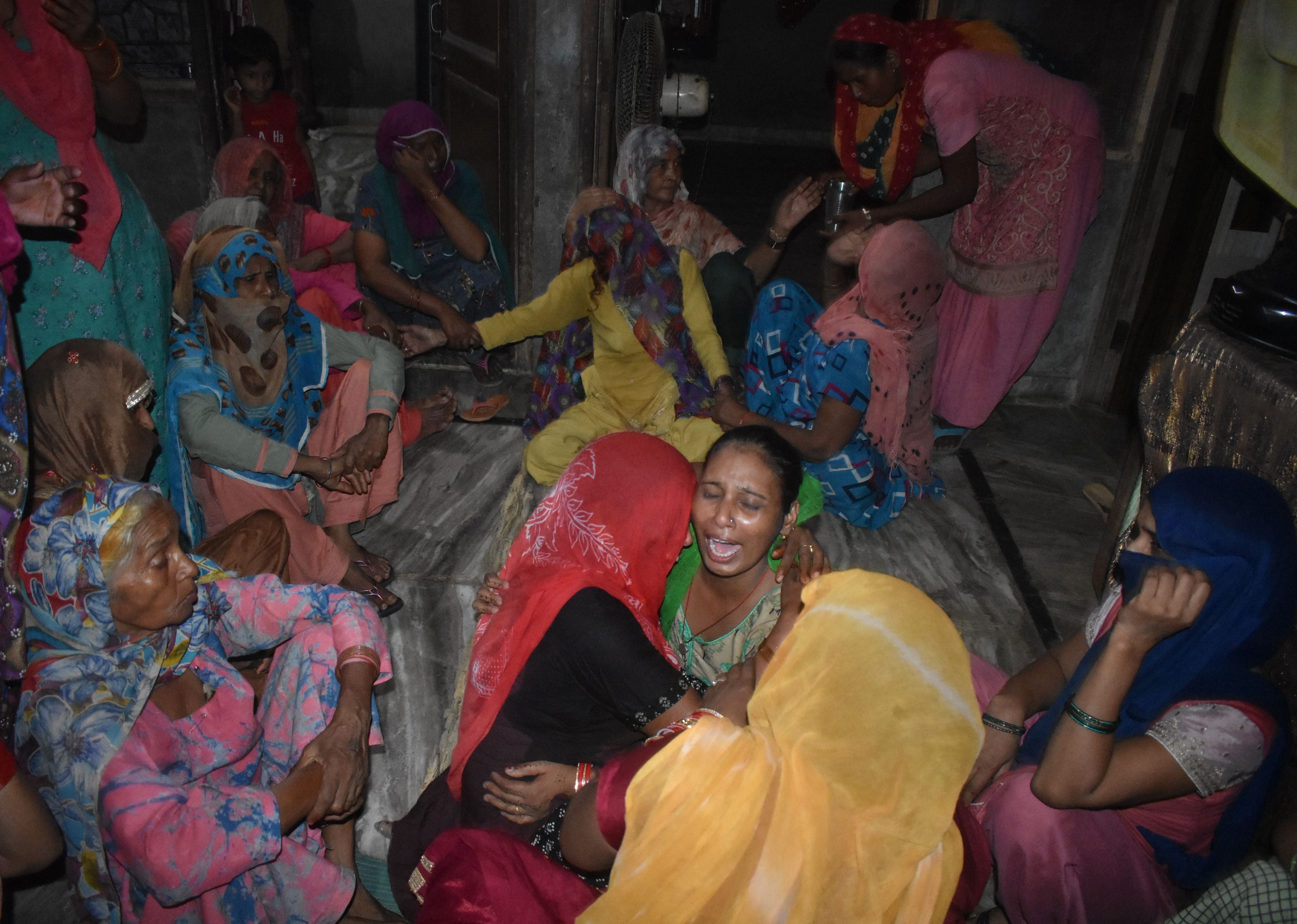 पानीपत। वार्ड नंबर-11 स्थित सैनी कॉलोनी में मृतक नीतिन के घर पर विलाप करती हुई उसकी मां,दादी व अन्य ?
