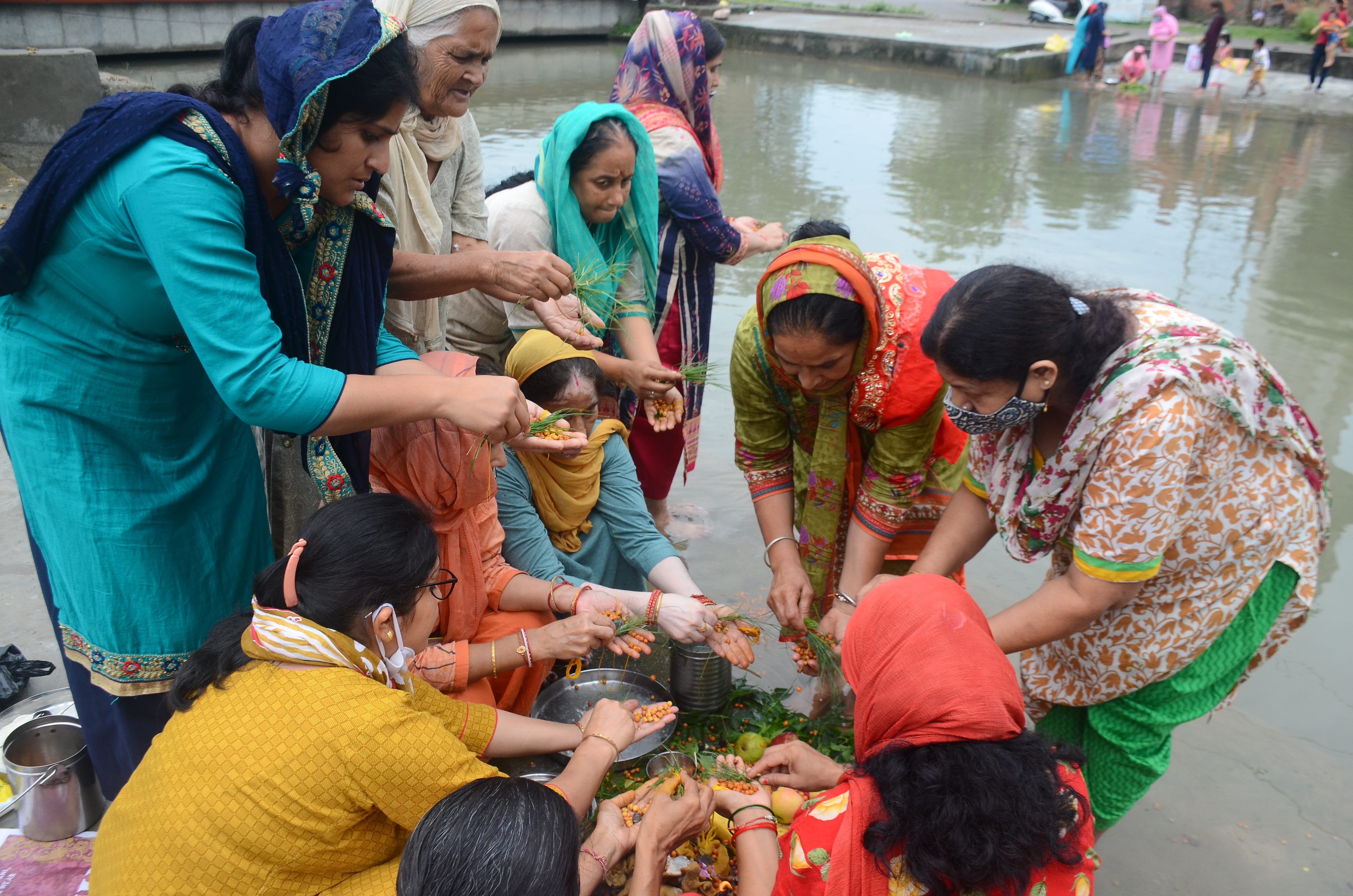 शहर में नह के किनारे बच्छ दुआ की पूजा करती महिलाएं, संवाद।