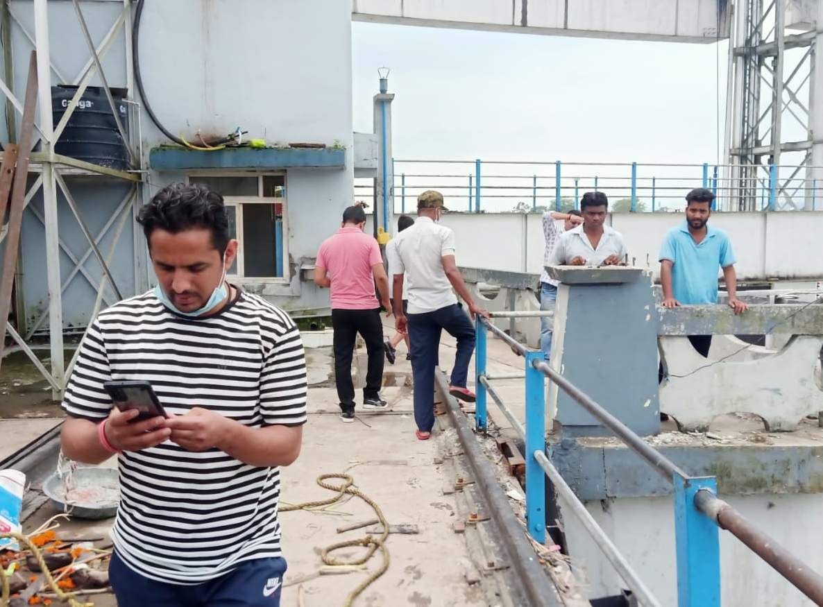 गंगा में डूबे व्यक्ति की खोजबीन करते एसडीआरएफ के जवान।