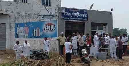 डीटीपी की कार्रवाई के विरोध में एकत्रित हुए लोग। संवाद