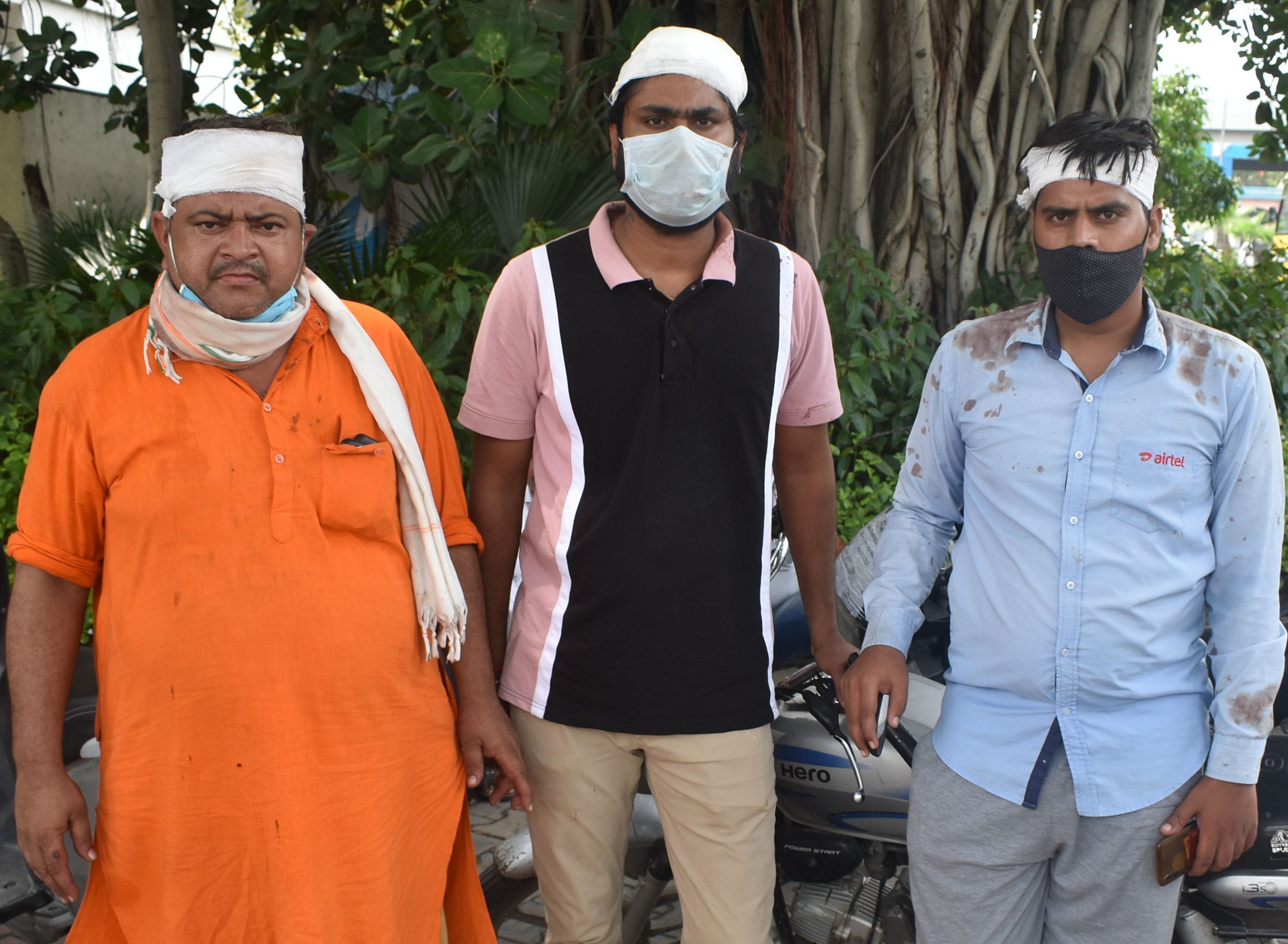 पानीपत।  घायल मृतक के पिता आदित्य, घायल मुकुल व रशिशर साथ हुई लूट के बारे में जानकारी देते हुए।