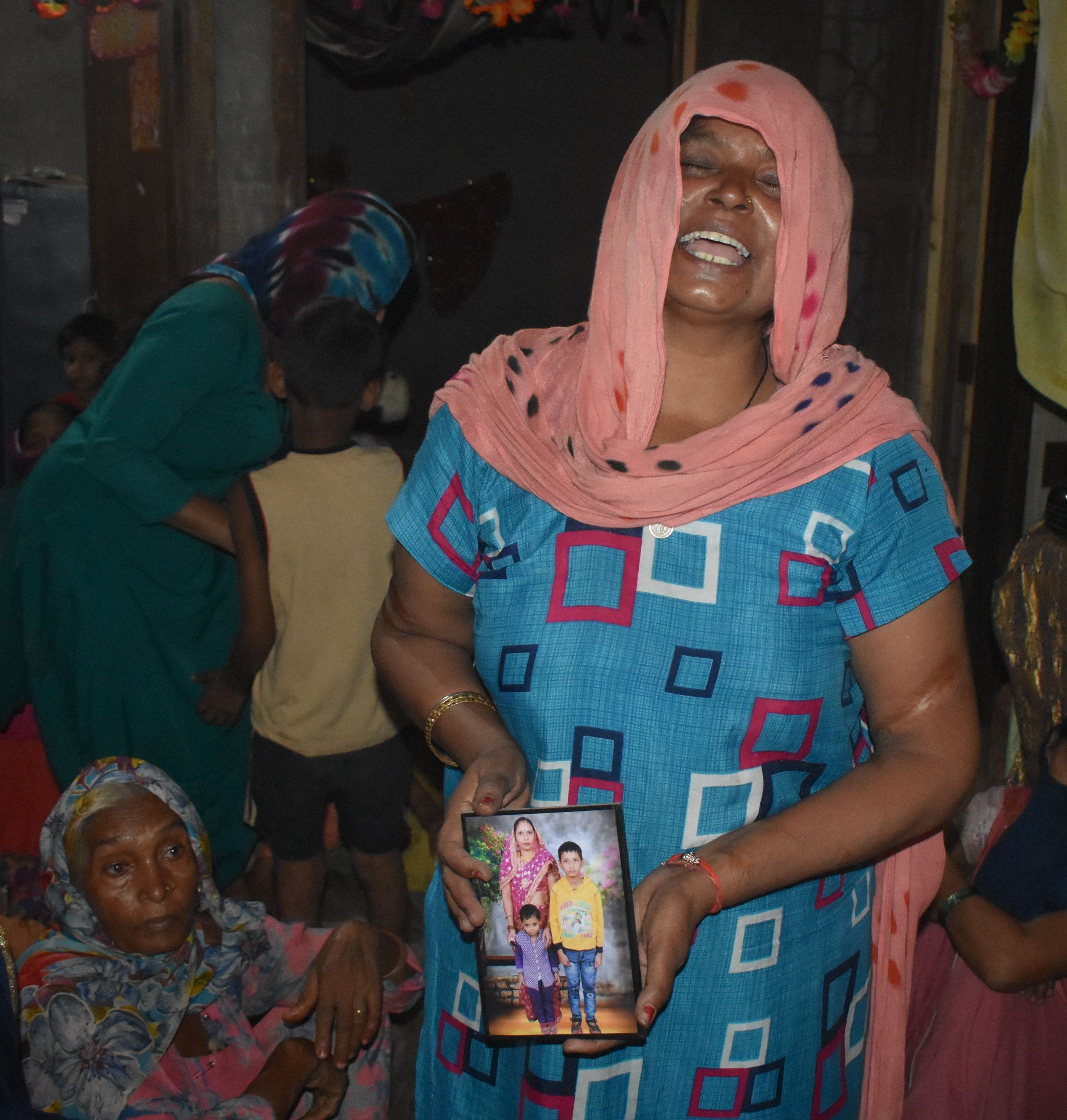 पानीपत।  मृतक नीतिन की मां विलाप करती हुई बेटे के साथ (पीली टी-शर्ट) में फोटो दिखाती हुई।