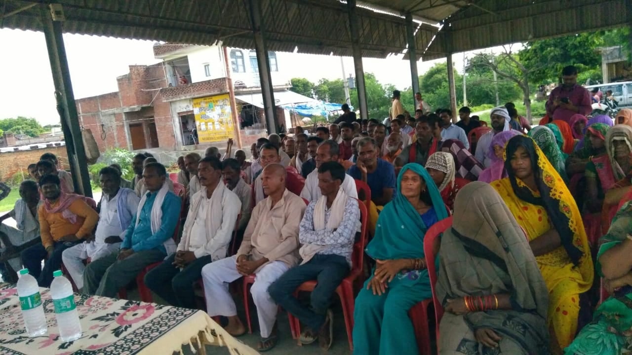गोष्ठी में भाग लेते किसान