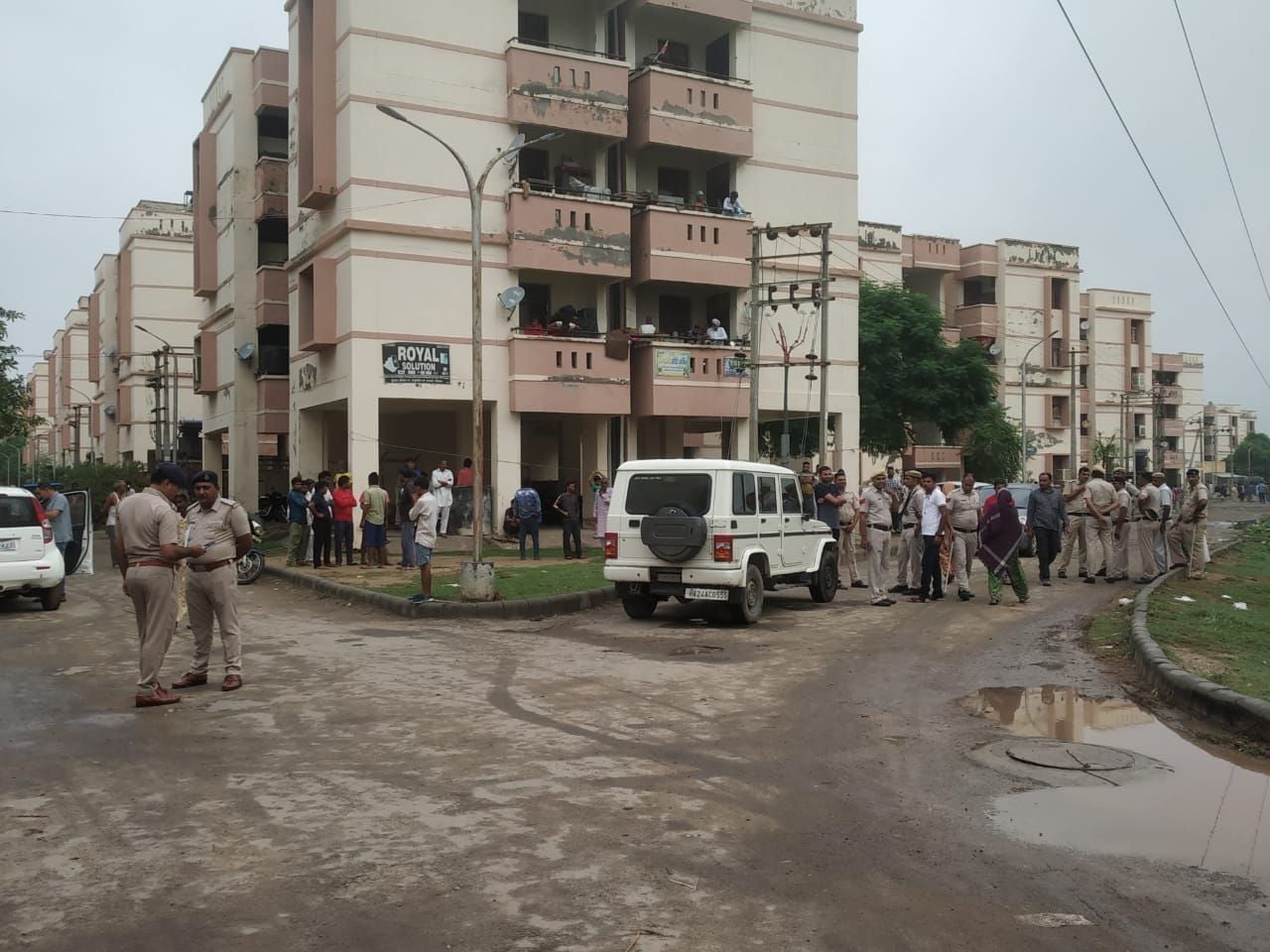 हाउसिंग बोर्ड के फ्लैट में तैनात पुलिस बल। हाउसिंग बोर्ड के फ्लैट में तैनात पुलिस बल।