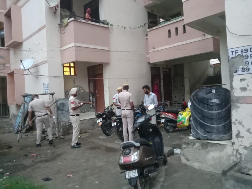 हाउसिंग बोर्ड के फ्लैटों में रहने वाले लोगों से पूछताछ करते पुलिस के जवान हाउसिंग बोर्ड के फ्लैटों में रहने वाले लोगों से पूछताछ करते पुलिस के जवान