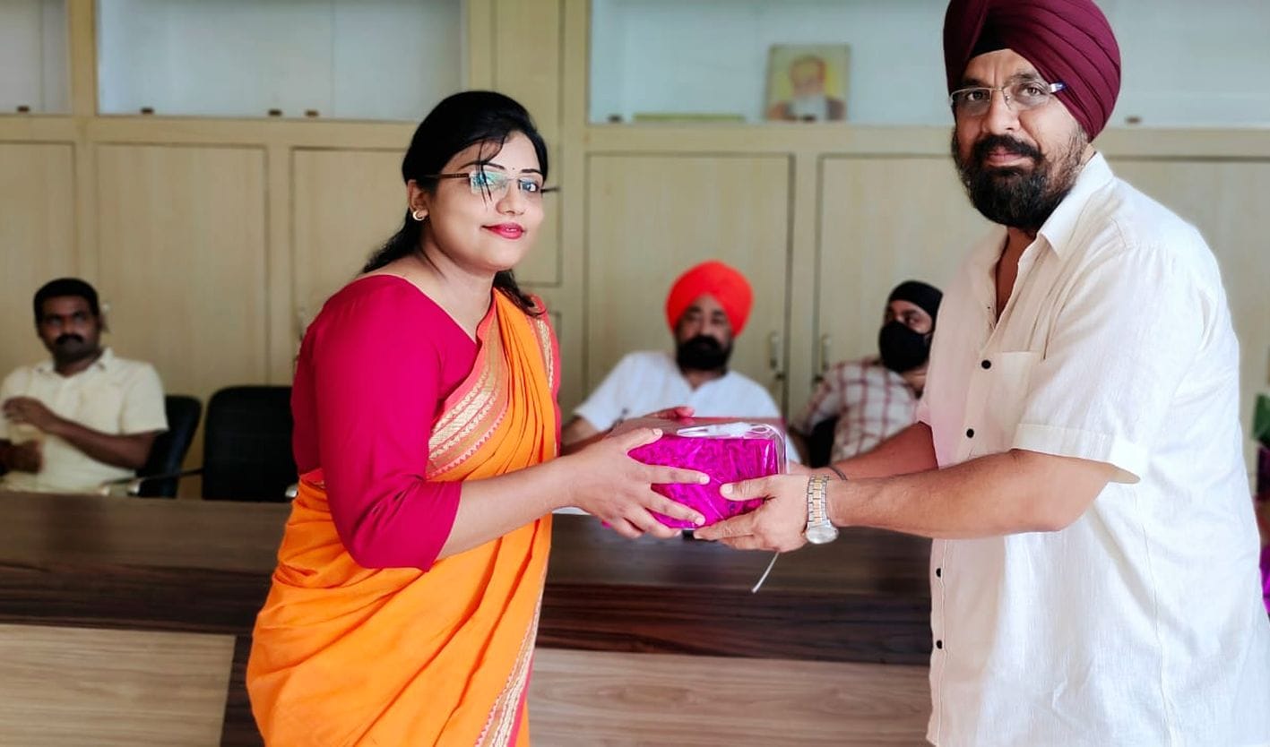33-अयोध्या-गुरुनानक गर्ल्स इंटर कॉलेज में शिक्षक दिवस की पूर्व संध्या पर शिक्षकों को सम्मानित करत 33-अयोध्या-गुरुनानक गर्ल्स इंटर कॉलेज में शिक्षक दिवस की पूर्व संध्या पर शिक्षकों को सम्मानित करत