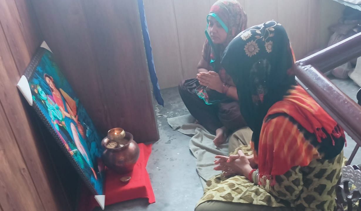 पानीपत। नवदीप की मां व भाभी मैच के दौरान घर पर पूजा करती रहीं।