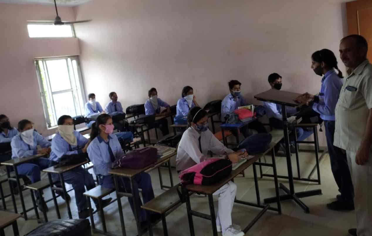 विचार गोष्ठी में अपनी अभिव्यक्ति देती छात्रा। विचार गोष्ठी में अपनी अभिव्यक्ति देती छात्रा।