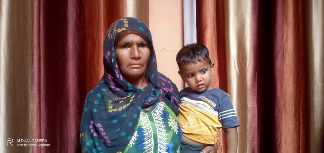 अपनी दादी रोशन की गोद कुपोषित आरोही