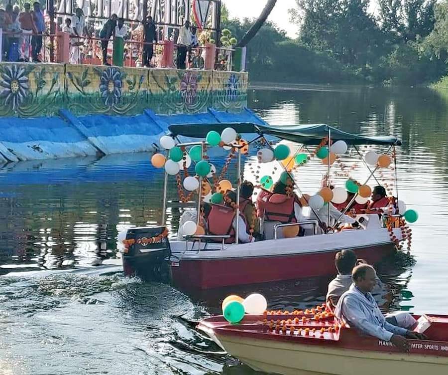 नौका विहार का आनंद लेते लोग