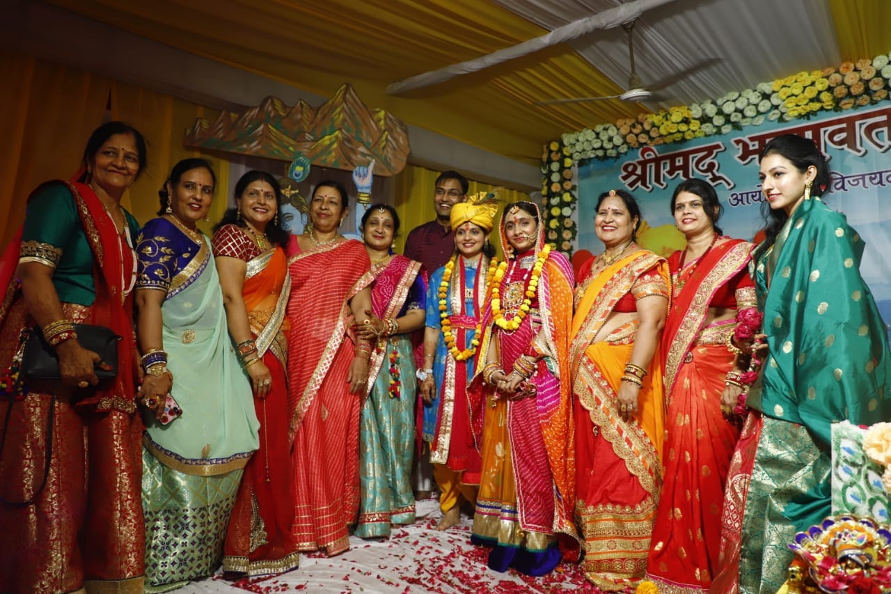 शुकदेव आश्रम में श्रीमद्भागवत कथा में शामिल महिलाएं। शुकदेव आश्रम में श्रीमद्भागवत कथा में शामिल महिलाएं।