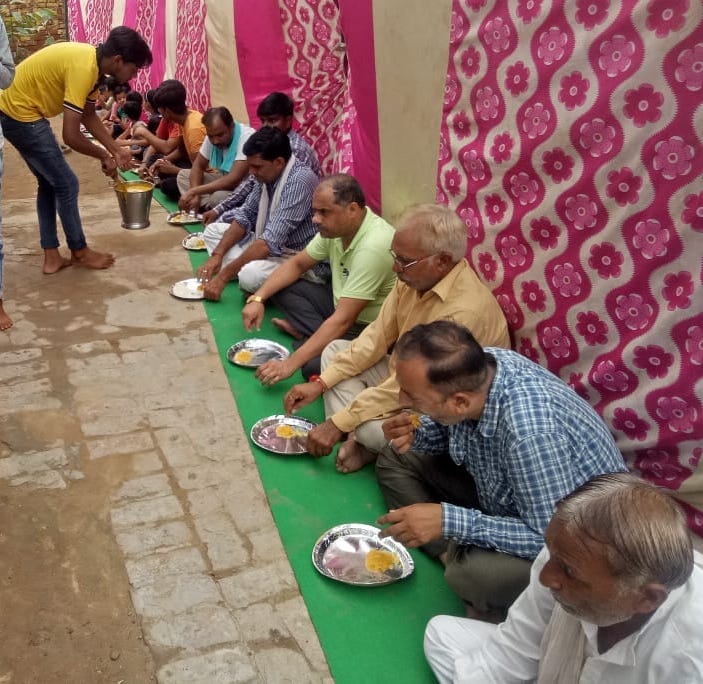झिंझाना छठी महोत्सव पर आयोजित भंडारे   में प्रशाद ग्रहण करते श्रद्वांलू