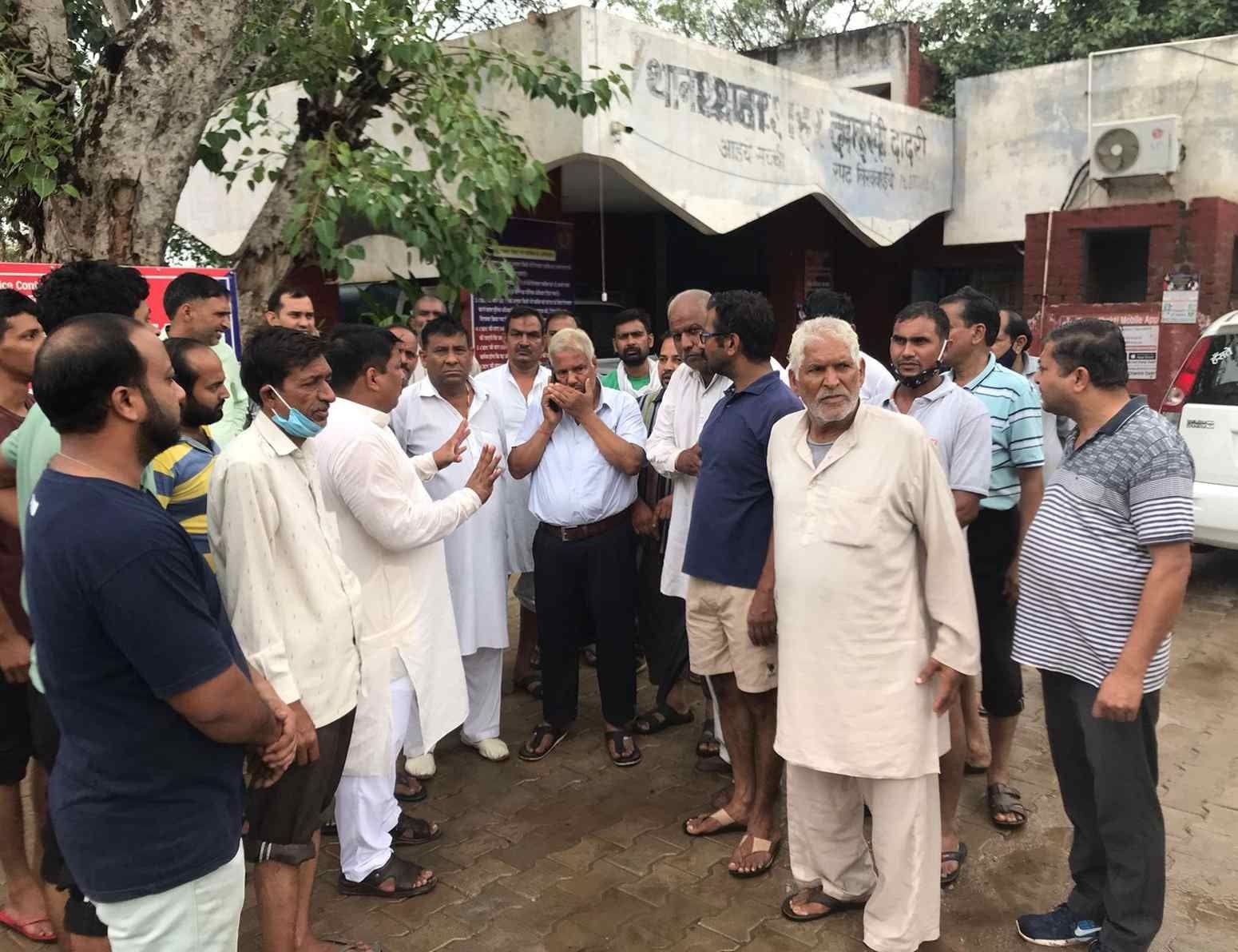 थाने में शिकायत देने पहुंचे व्यापारी और जनआंदोलन समिति के सदस्य। थाने में शिकायत देने पहुंचे व्यापारी और जनआंदोलन समिति के सदस्य।