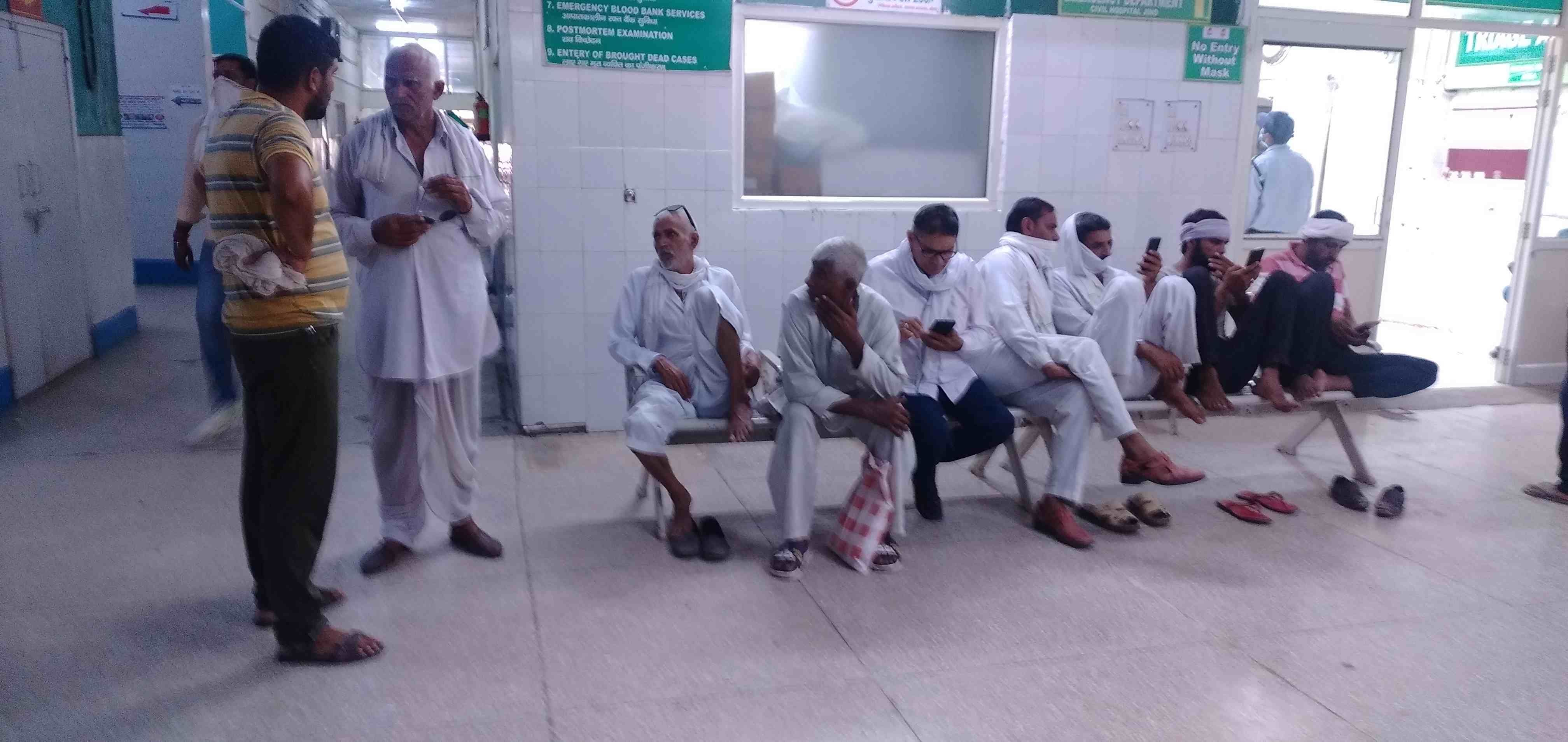  नागरिक अस्पताल के इमरजेंसी वार्ड के बाहर बैठे मृतका के परिजन। संवाद
