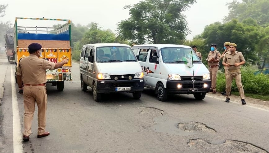 बिजनौर में बैराज पर मुजफ्फरनगर पंचायत में शामिल होने जा किसानों की गाड़ी चेक करती पुलिस।