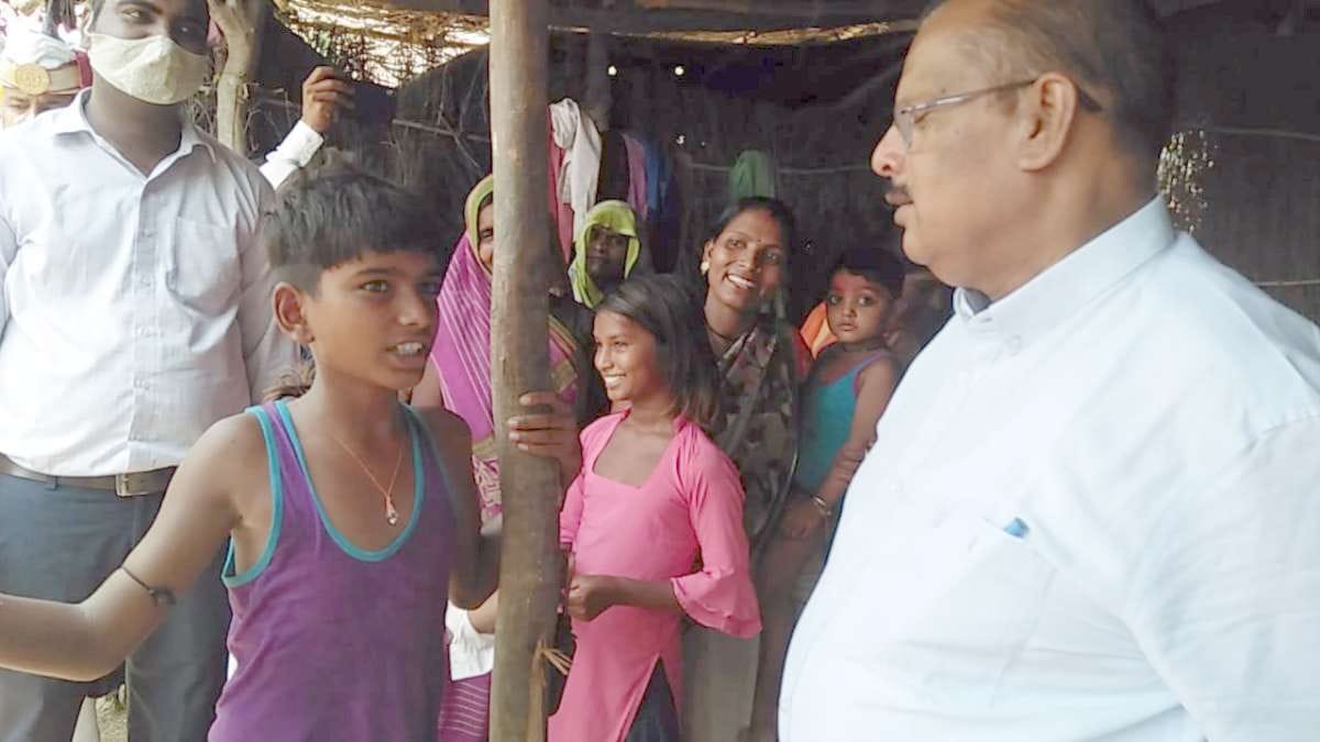 बच्चे से पहाड़ा सुनते मंडलायुक्त बच्चे से पहाड़ा सुनते मंडलायुक्त