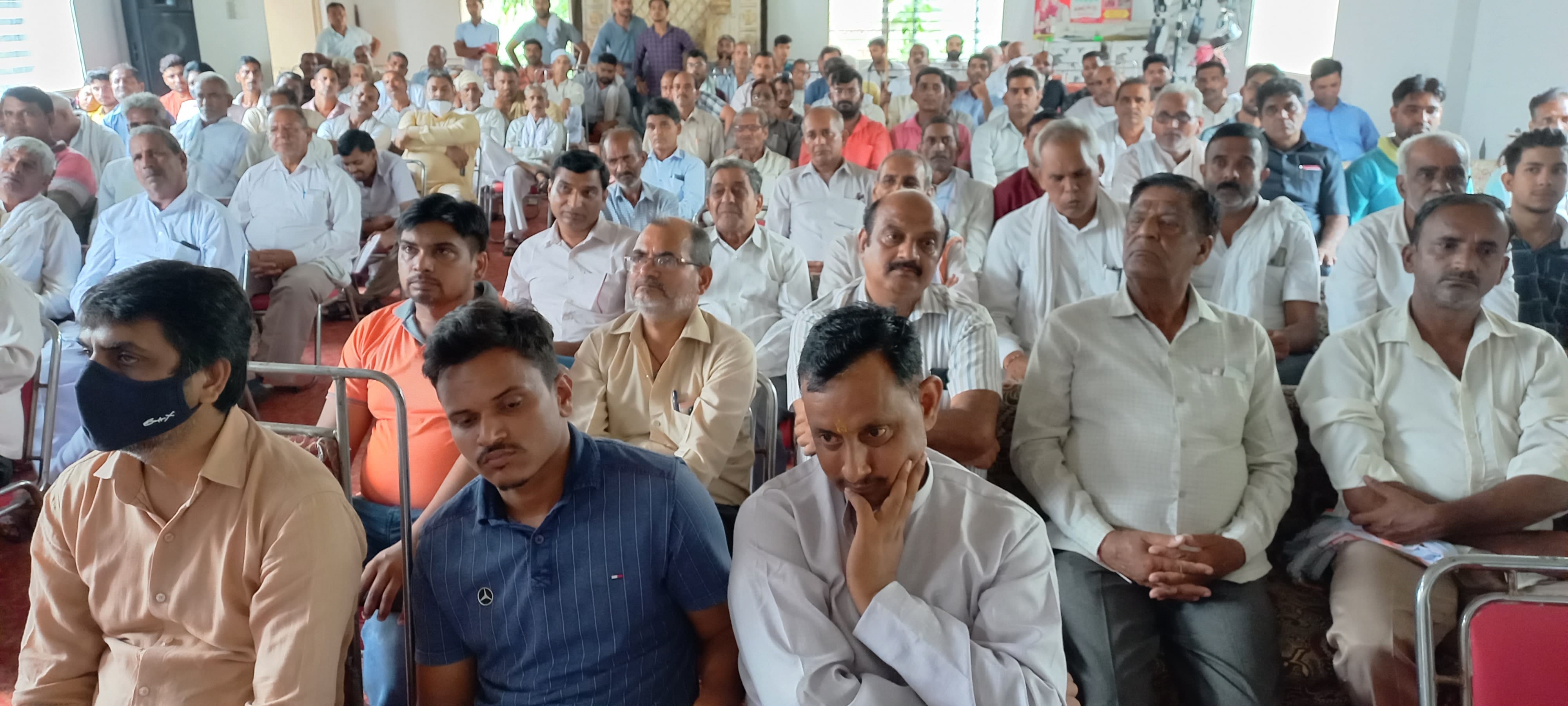 मोरना में ब्राह्मण समाज की सभा में उपस्थिति समाज के लोग।