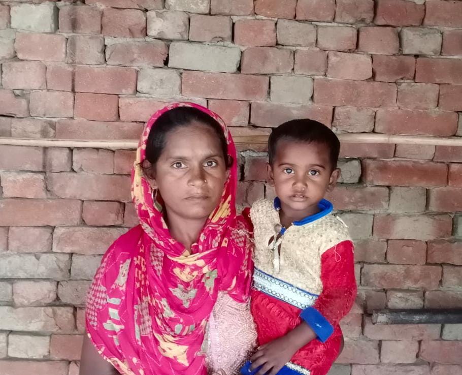कुपोषित बच्ची शिवांगी के साथ उसकी मां रूकमेश