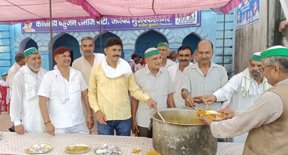 मुजफ्फरनगर पंचायत में खाना वितरित करते बिजनौर के किसान।