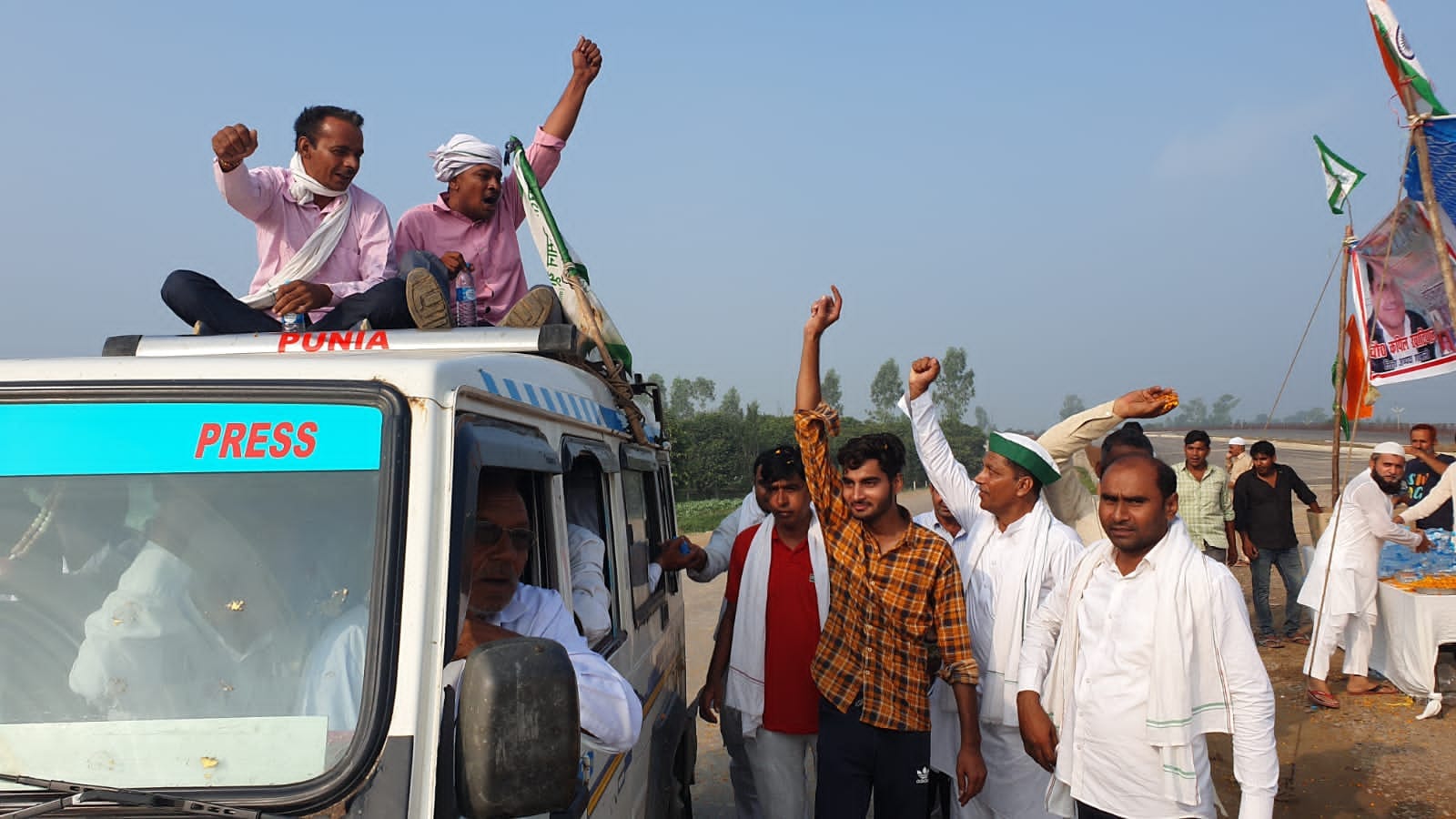 कैराना में खुरगान बाइपास पर नारेबाजी करते हरियाणा के किसान