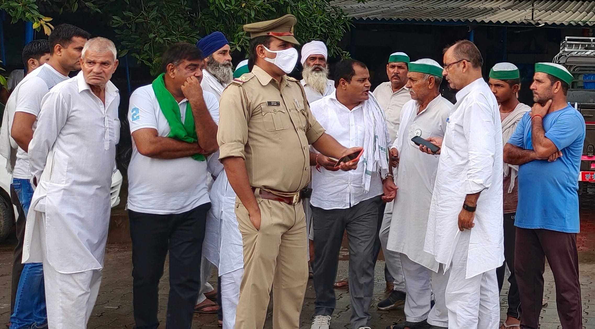 चौसाना के बिडोली बॉर्डर पर भाकियू कार्यक्रताओ से जानकारी लेते थाना प्रभारी चौसाना के बिडोली बॉर्डर पर भाकियू कार्यक्रताओ से जानकारी लेते थाना प्रभारी
